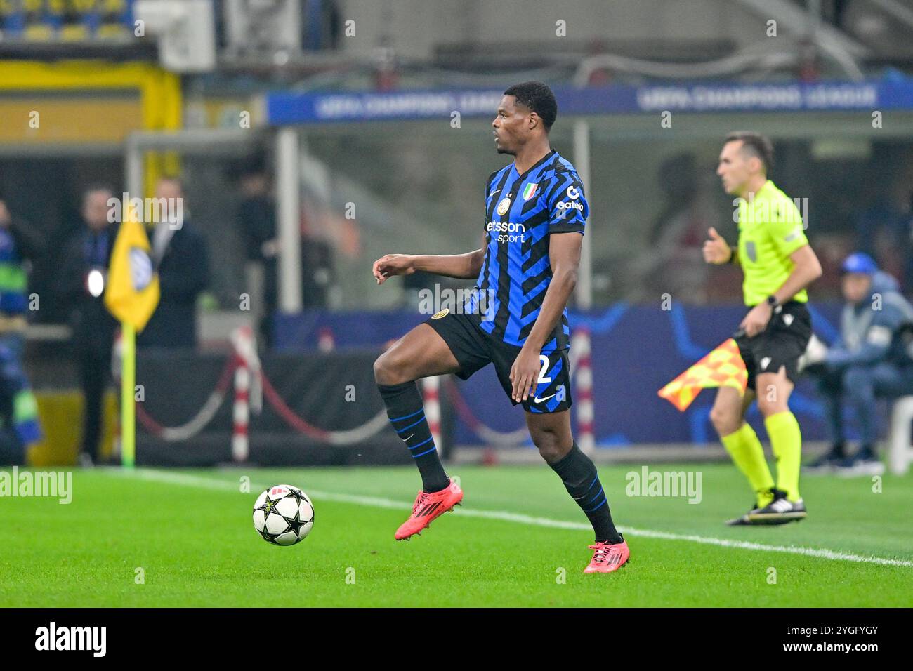 Milan, Italie. 06 novembre 2024. Denzel Dumfries de l'inter, vu en action lors du match de l'UEFA Champions League 2024/2025, entre l'Inter et l'Arsenal FC au stade Giuseppe Meazza. Score final : Inter 1 : 0 Arsenal FC. Crédit : SOPA images Limited/Alamy Live News Banque D'Images