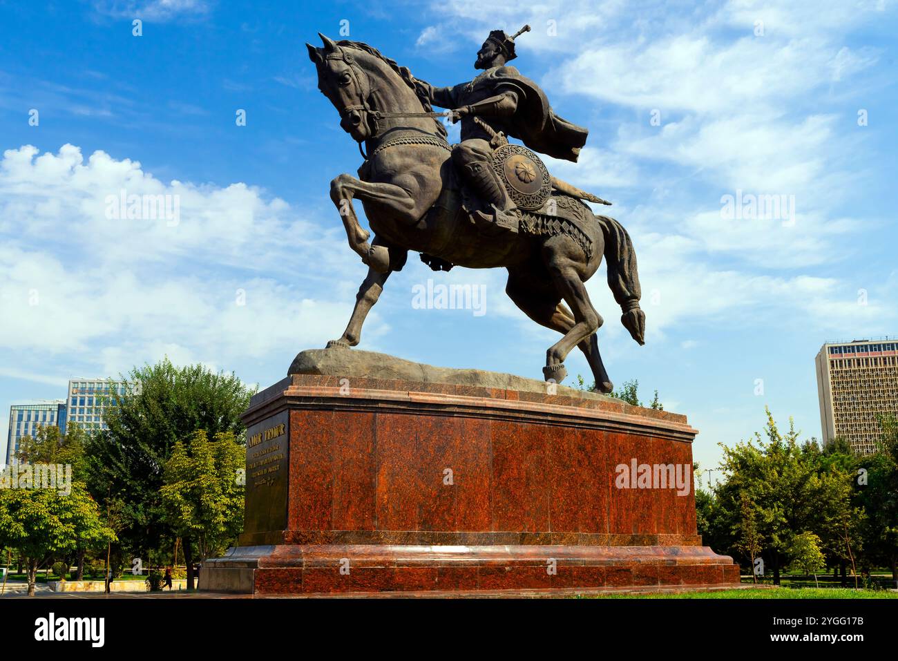 La statue d'Amir Timur à cheval sur la place Amir Timur, Tachkent, la capitale de l'Ouzbékistan. Banque D'Images