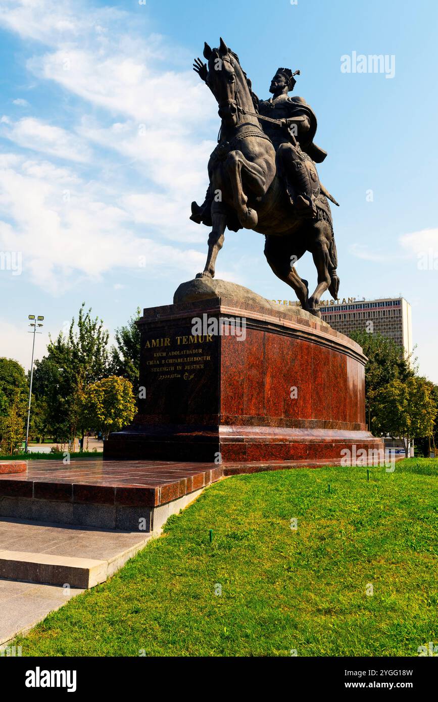 La statue d'Amir Timur à cheval sur la place Amir Timur, Tachkent, la capitale de l'Ouzbékistan. Banque D'Images