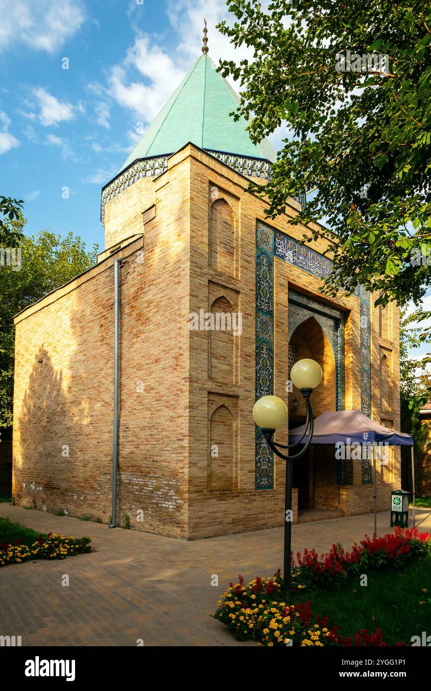 Le mausolée Kaldyrgach-biy construit au 15ème siècle fait partie du complexe Sheikh Hovendi at-Tahur à Tachkent, en Ouzbékistan. Le Cheikh Hovendi at-Tahur Compl Banque D'Images