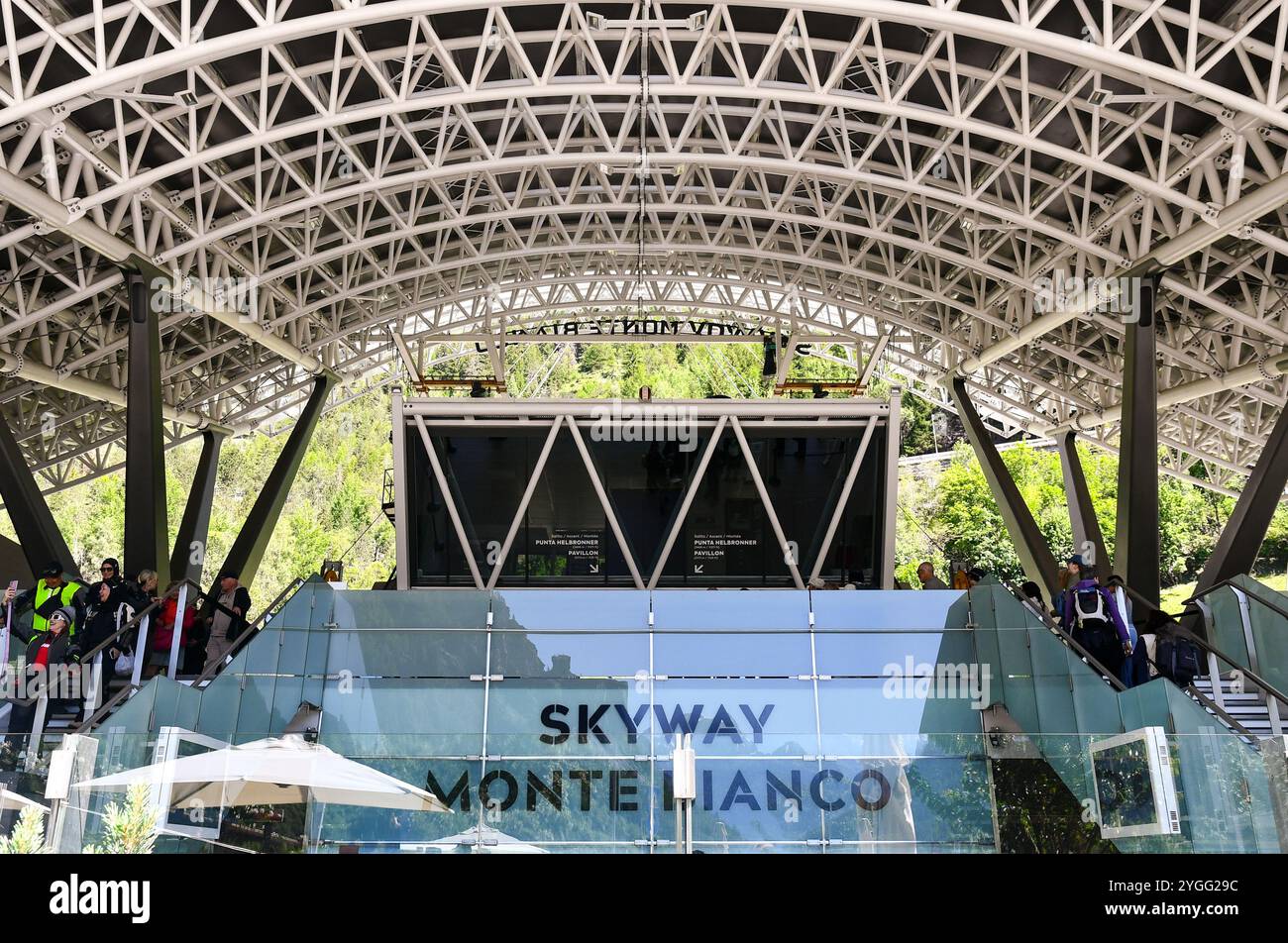 Entrée de la station de départ du téléphérique Skyway Monte Bianco, reliant Courmayeur à Punta Helbronner, avec randonneurs sur les escaliers, Aoste, Italie Banque D'Images