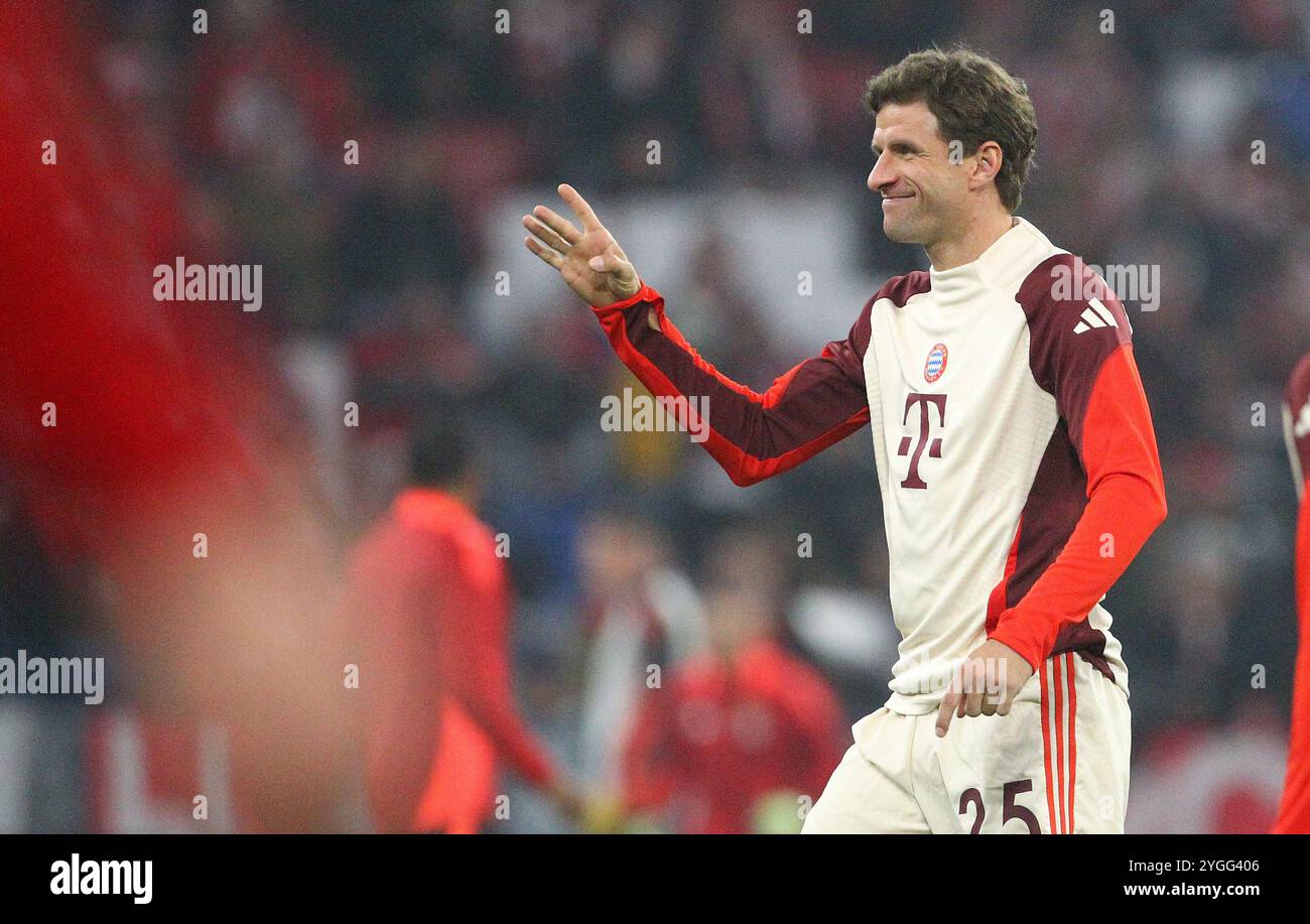 Munich , Allemagne. 6 novembre 2024. Thomas Müller du Bayern fait un geste avant leur match de football de l'UEFA Champions League entre le Bayern Munich et le Benfica Lisbonne au stade Allianz Arena. Crédit : Davide Elias / Alamy Live News Banque D'Images