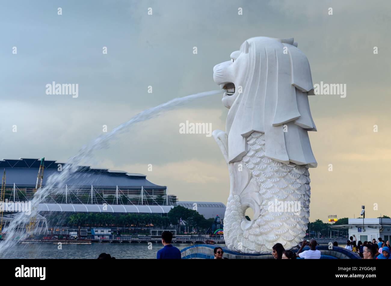 La mascotte officielle de Singapour, le Merlion, créature mythique avec la tête d'un lion et le corps d'un poisson. Banque D'Images