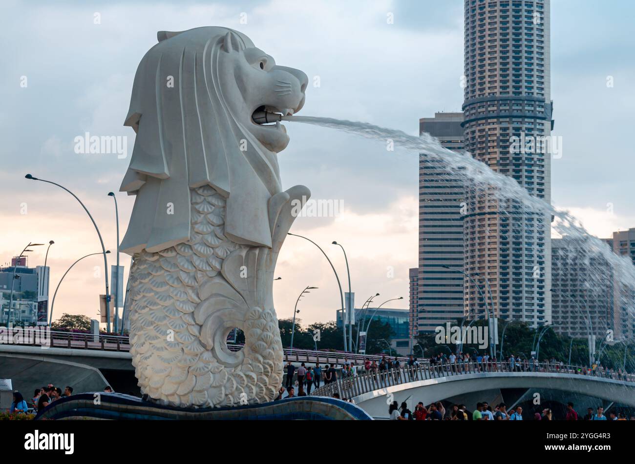 La mascotte officielle de Singapour, le Merlion, créature mythique avec la tête d'un lion et le corps d'un poisson. Banque D'Images