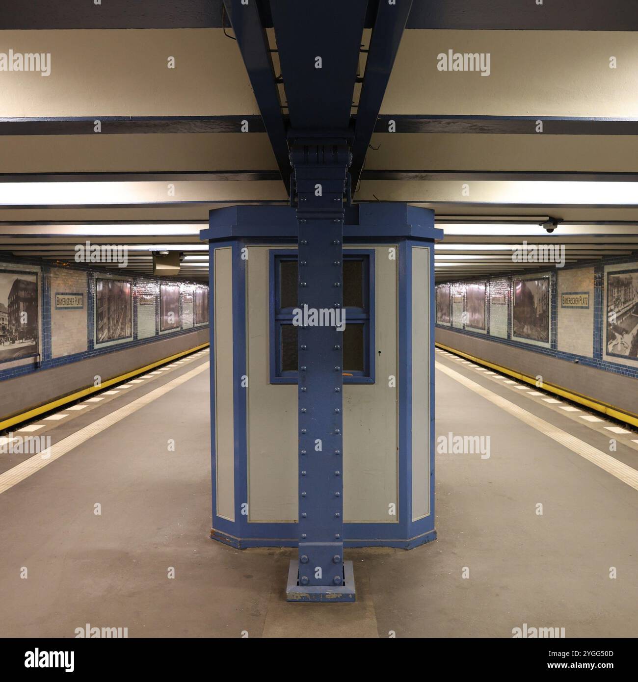 Bayerischer Platz. U Bahn. Berlin. blaue Fliesen. Foto. S W. Tonnengewölbe. Stahlträger. rivets en acier. structure en acier. voler la poutre. Häuschen. box. Banque D'Images