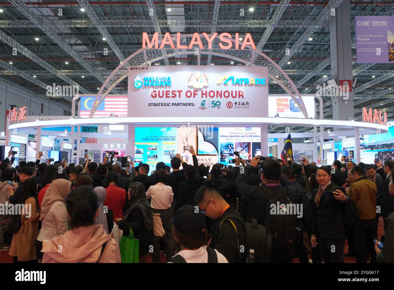 Shanghai. 5 novembre 2024. Les gens visitent le stand de Malaisie lors de la 7ème exposition internationale d'importation de Chine (CIIE) à Shanghai, dans l'est de la Chine, le 5 novembre 2024. Du 5 au 10 novembre, le 7ème CIIE a attiré 3 496 exposants de 129 pays et régions. Crédit : Zhou Xinyi/Xinhua/Alamy Live News Banque D'Images