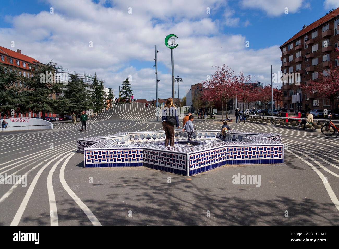 COPENHAGUE, DANEMARK - AVRIL 30 2023 : des personnes avec des enfants s'amusant au parc Superkilen, espace public à Norrebro le 30 avril 2023 à Copenhague, Den Banque D'Images