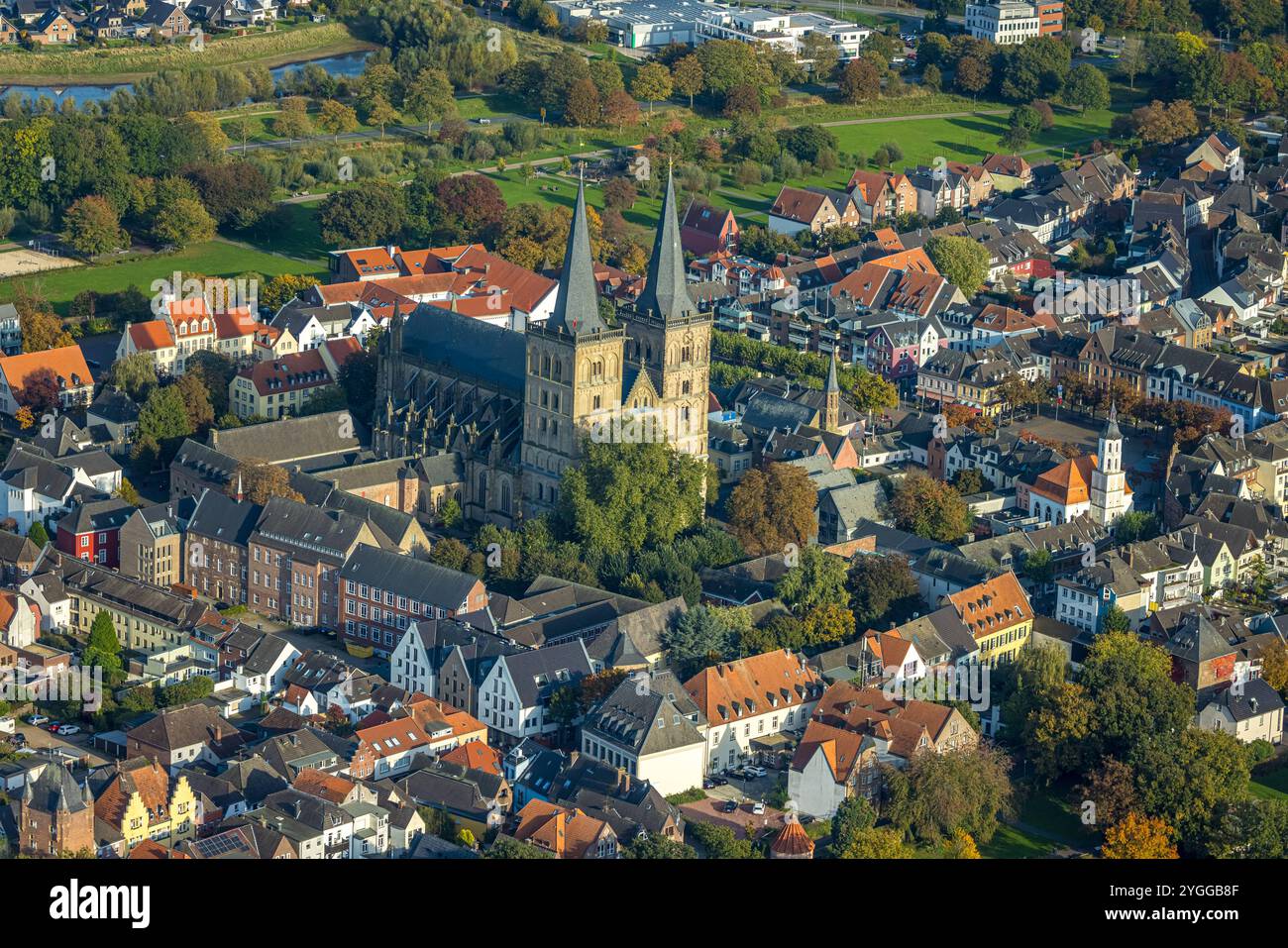 Luftbild, Altstadt Ansicht mit kath. Kirche, Viktor, auch Xantener Dom, Kath. Marienschule, Ostwall Park, Niederbruch, Xanten, Niederrhein, Nordrhein-Westfalen, Deutschland ACHTUNGxMINDESTHONORARx60xEURO *** vue aérienne, vue sur la vieille ville avec église catholique St Viktor, aussi cathédrale de Xanten, Marienschule catholique, Ostwall Park, Niederbruch, Xanten, Bas-Rhin, Rhénanie du Nord Westphalie, Allemagne ATTENTIONxMINDESTHONORARx60xEURO Banque D'Images