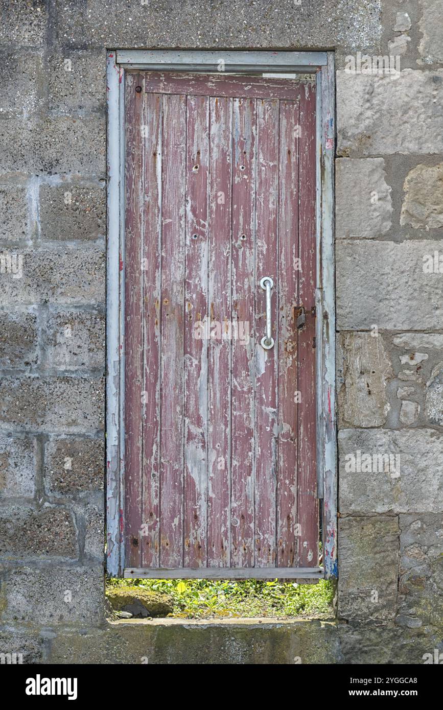 porte en bois dans un bloc de brise. Banque D'Images