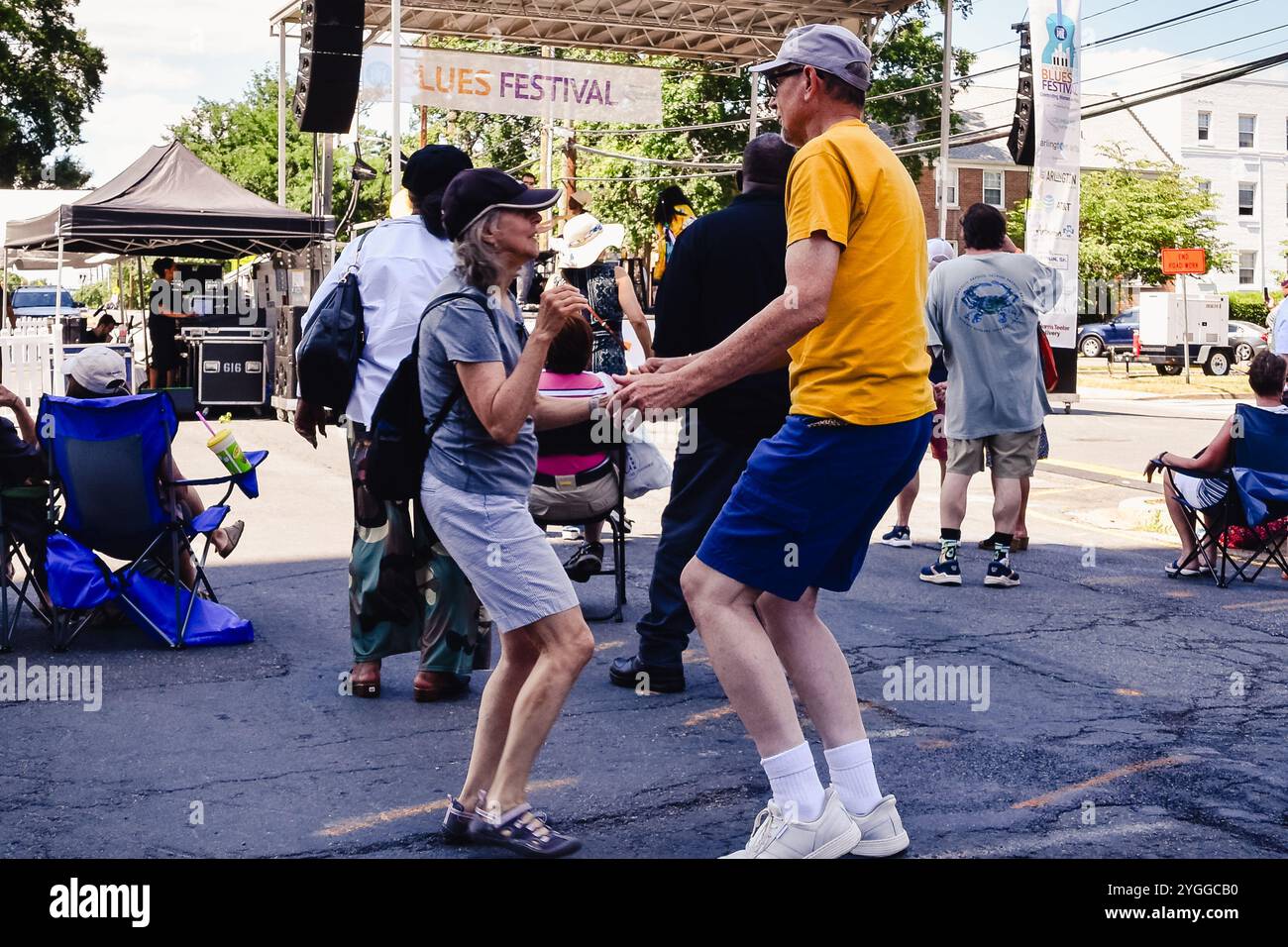 Le public danse sur musique au Columbia Pike Blues Festival à Arlington, Virginie, le 15 juin 2024 Banque D'Images