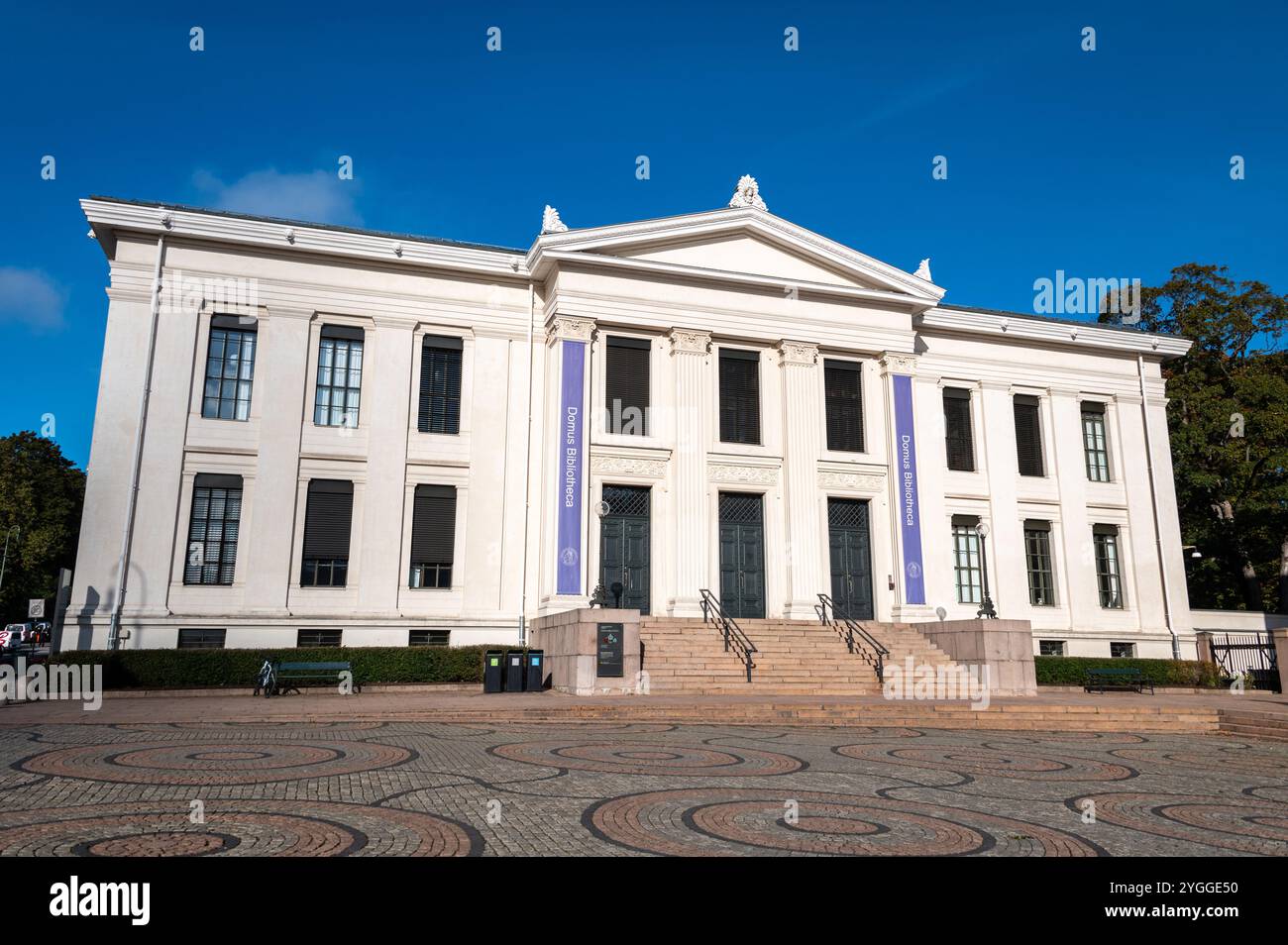 Le début de l’une des rues célèbres d’Oslo, la porte Karl Johans avec la Domus Bibliotheca (Bibliothèque de droit) de l’Université d’Oslo à gauche de pi Banque D'Images