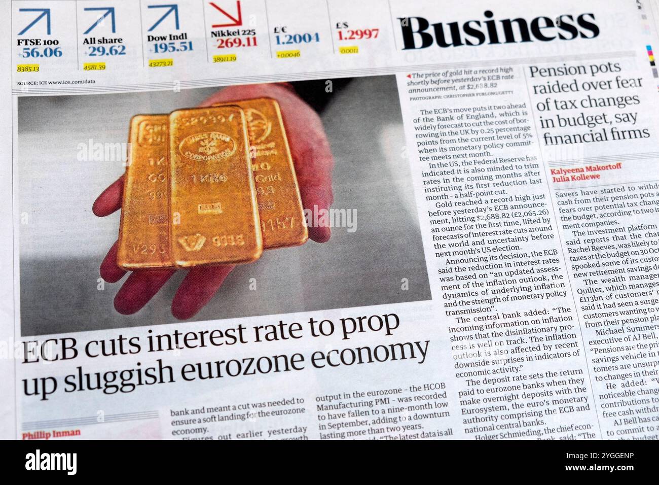 "La BCE réduit le taux d'intérêt pour soutenir l'économie ralentie de la zone euro" journal Guardian Headline Business article 18 octobre 2024 Londres Angleterre Royaume-Uni Europe Banque D'Images