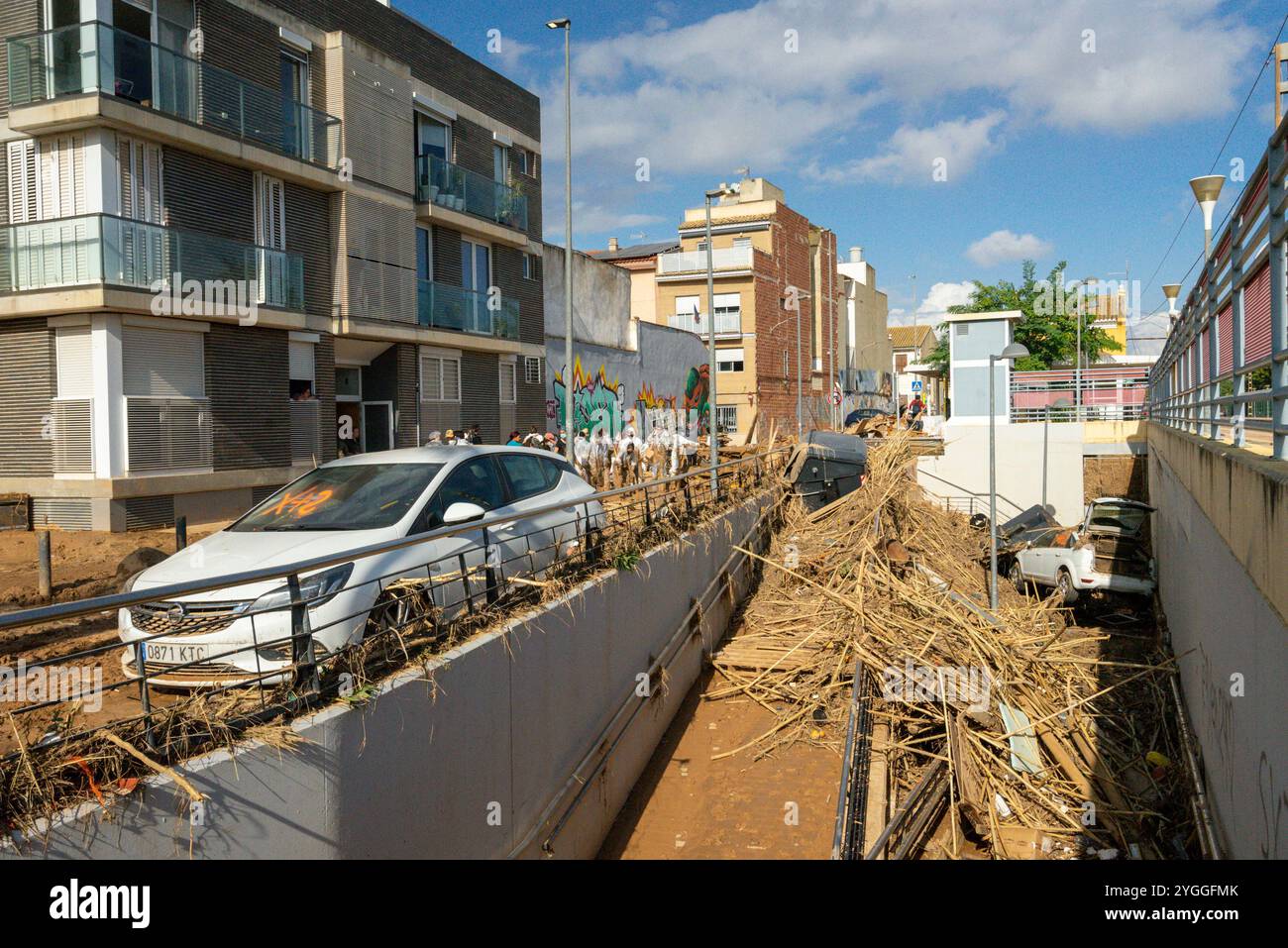 Massanassa, Valence, Espagne. 07 novembre 2024.les véhicules marqués d'un X sont ceux qui contenaient des cadavres et n'ont pas encore été enlevés. Des volontaires du monde entier affluent à Valence pour enlever la boue des maisons et des rues. Soldats, policiers et pompiers de toute l'Espagne viennent également à la rescousse. Crédit : Salva Garrigues/Alamy Live News Banque D'Images