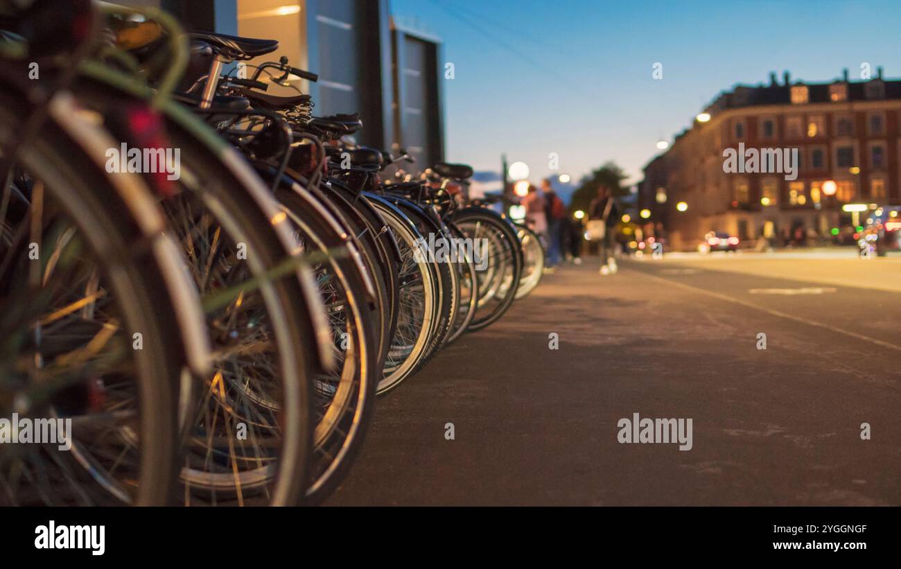 Parking vélo sous le centre commercial au Danemark. Plan vertical de vélos verrouillés à Copenhague. Banque D'Images