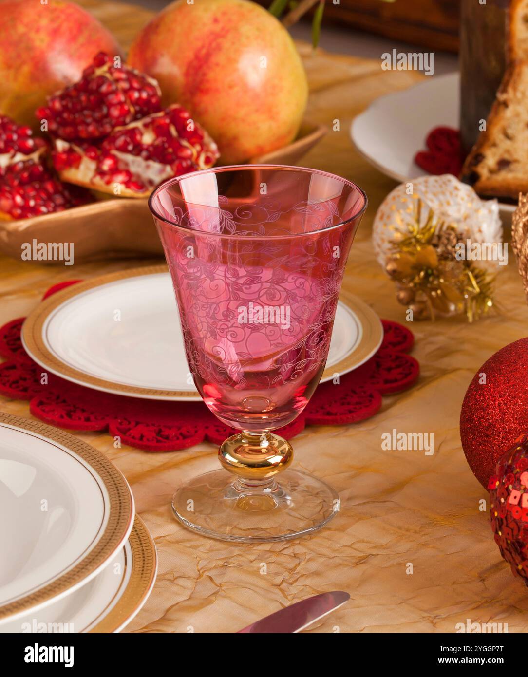 Détail d'un verre de Murano en une table de Noël. Banque D'Images