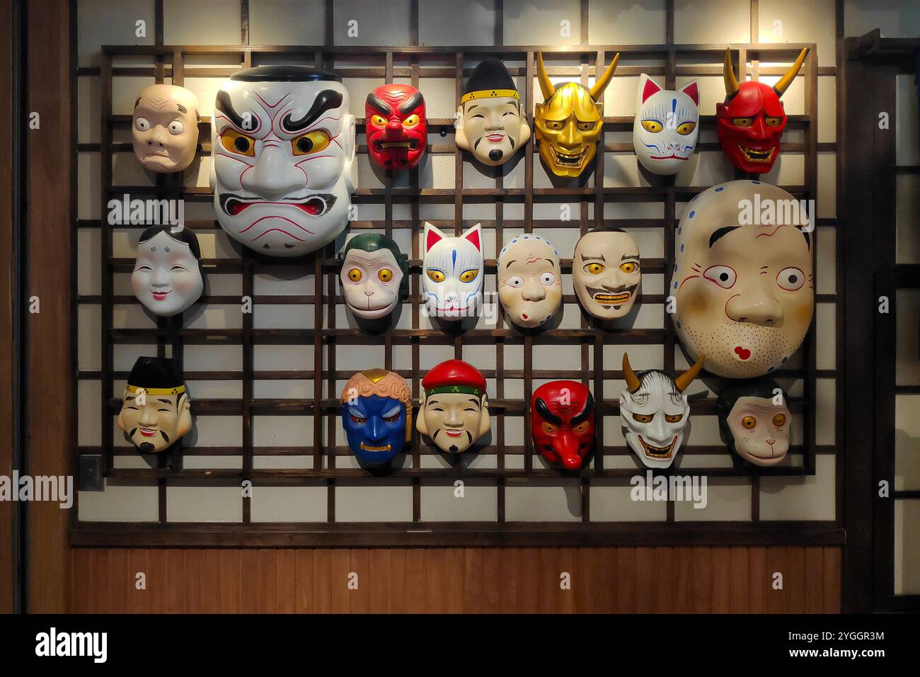 Collection de masques utilisés dans un théâtre traditionnel nô japonais Banque D'Images