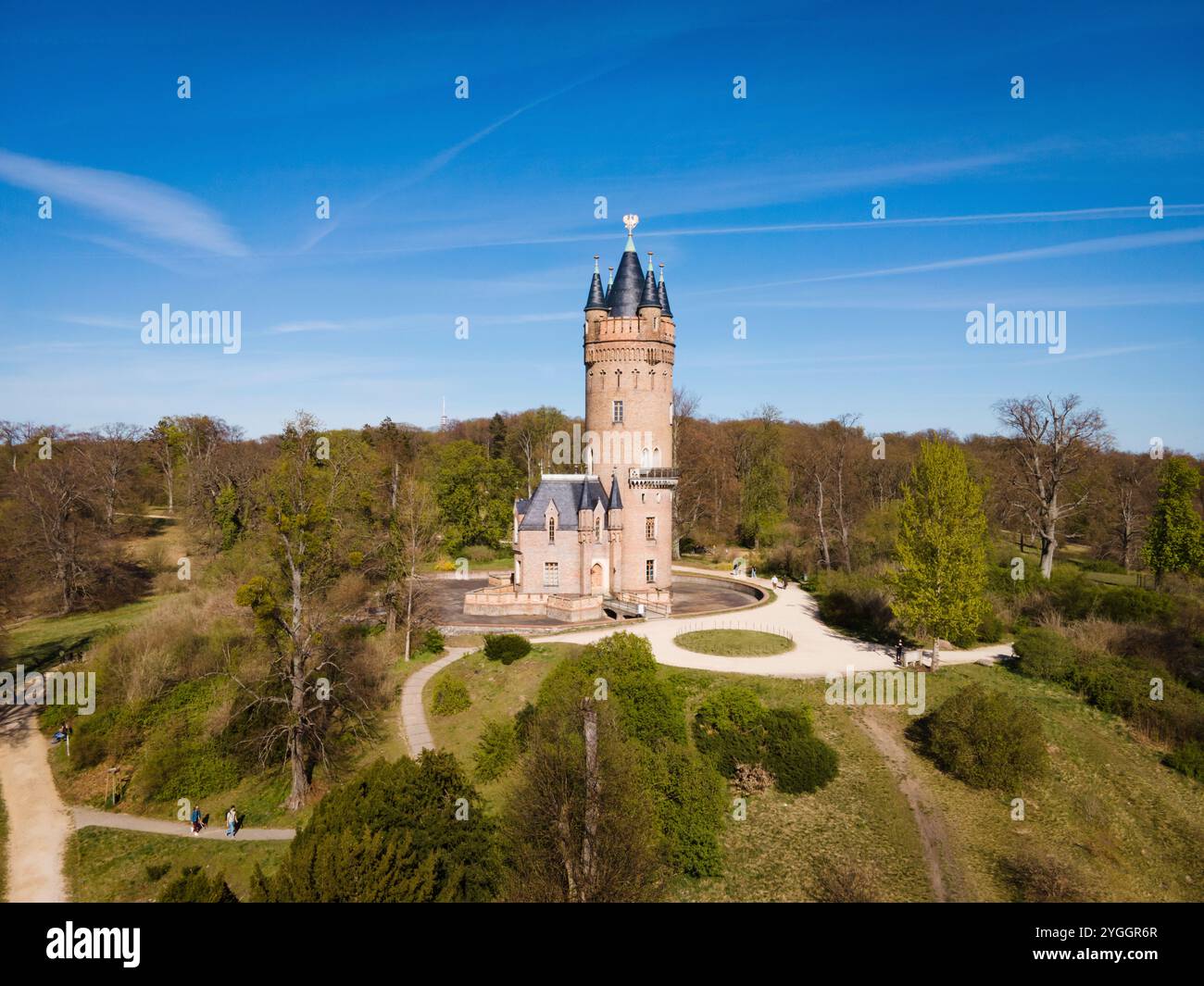 Vue aérienne de la tour historique Flatow entourée d'une végétation luxuriante sous un ciel bleu clair dans le parc Babelsberg à Potsdam, en Allemagne Banque D'Images