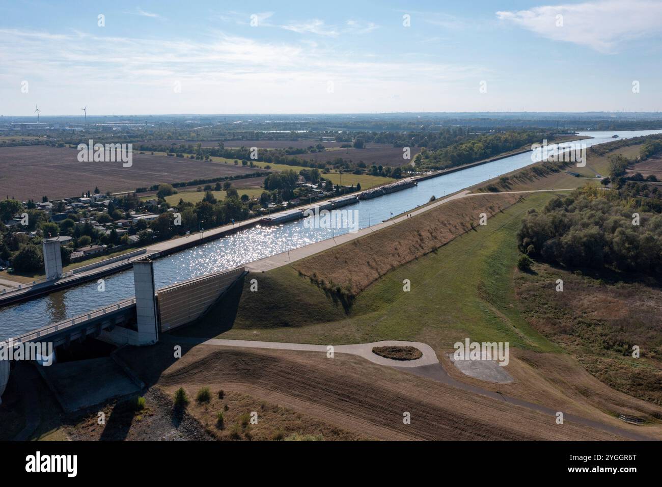 Jonction de la voie navigable de Magdeburg, le canal Mittelland traverse l'Elbe ici dans un pont en auge, à 918 mètres le plus grand pont de canal en Europe, Hohenwar Banque D'Images