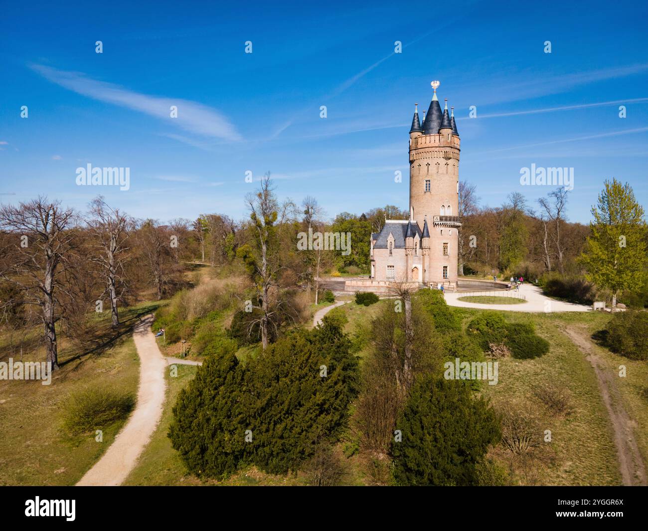 Vue aérienne de la tour historique Flatow entourée d'une végétation luxuriante sous un ciel bleu clair dans le parc Babelsberg à Potsdam, en Allemagne Banque D'Images