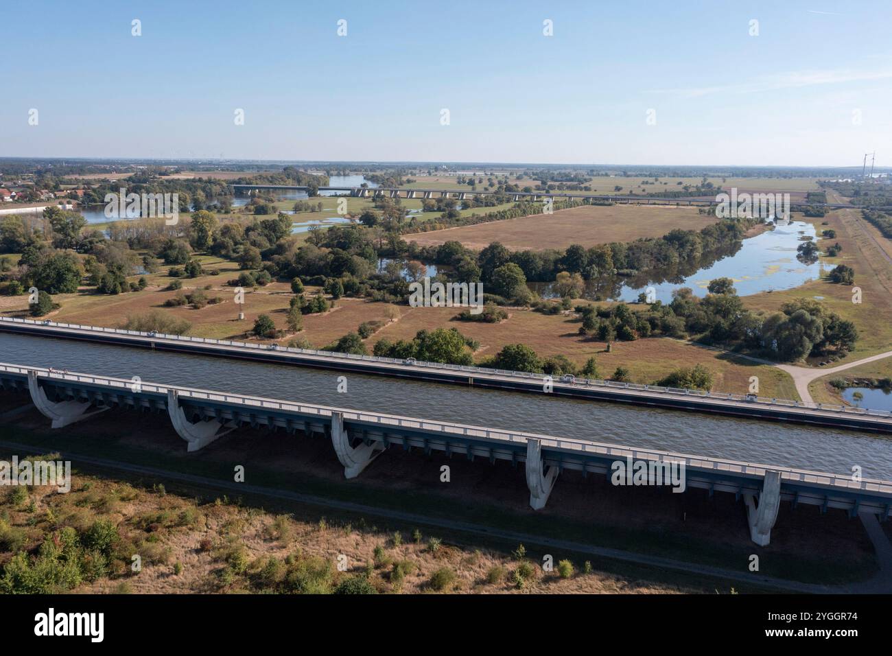 Jonction de la voie navigable de Magdeburg, le canal Mittelland traverse l'Elbe ici dans un pont en auge, à 918 mètres le plus grand pont de canal en Europe, Hohenwar Banque D'Images