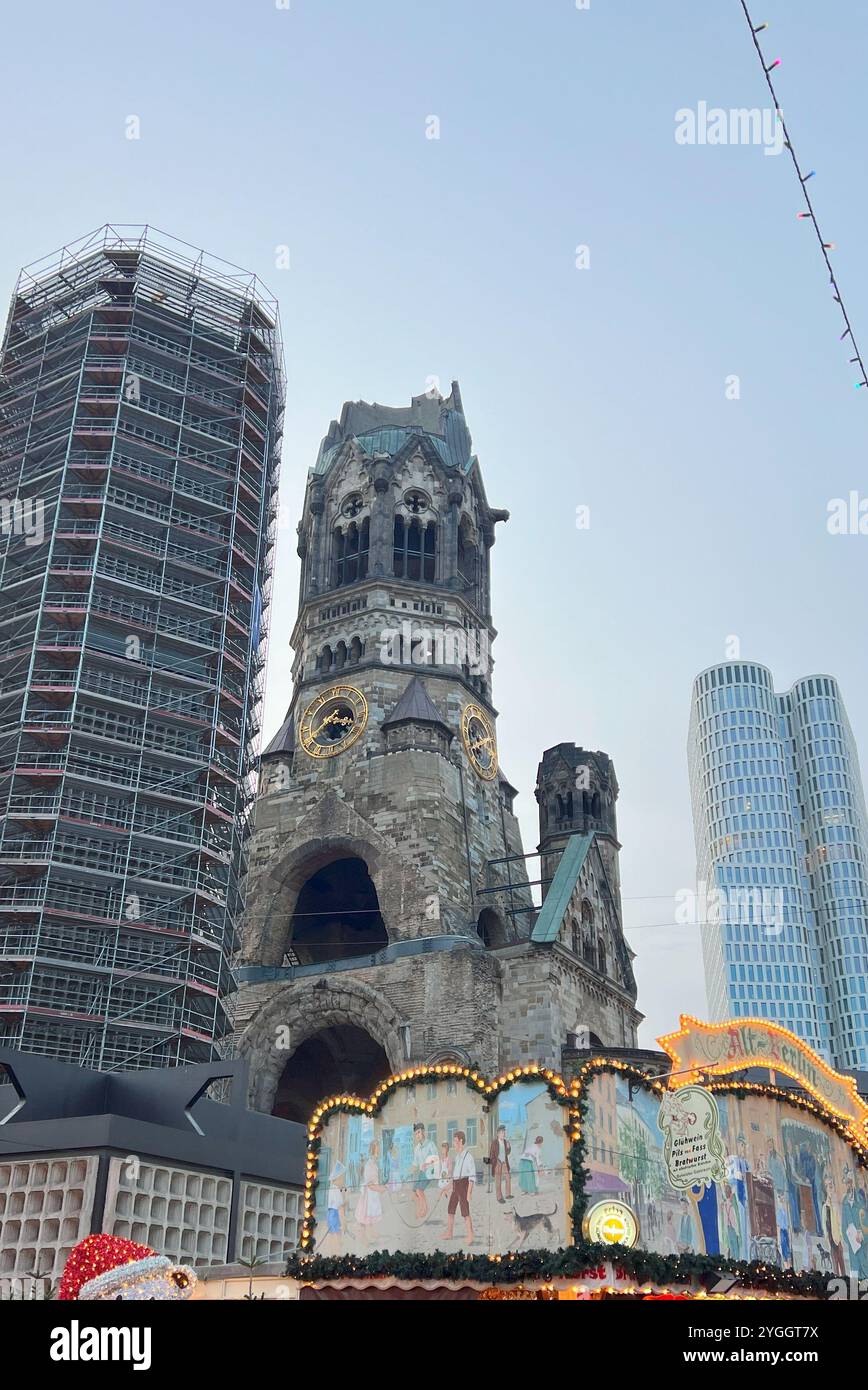 L'église commémorative Kaiser Wilhelm à Berlin est un symbole poignant de la résilience de la ville, mêlant ruines historiques et architecture moderne. Banque D'Images