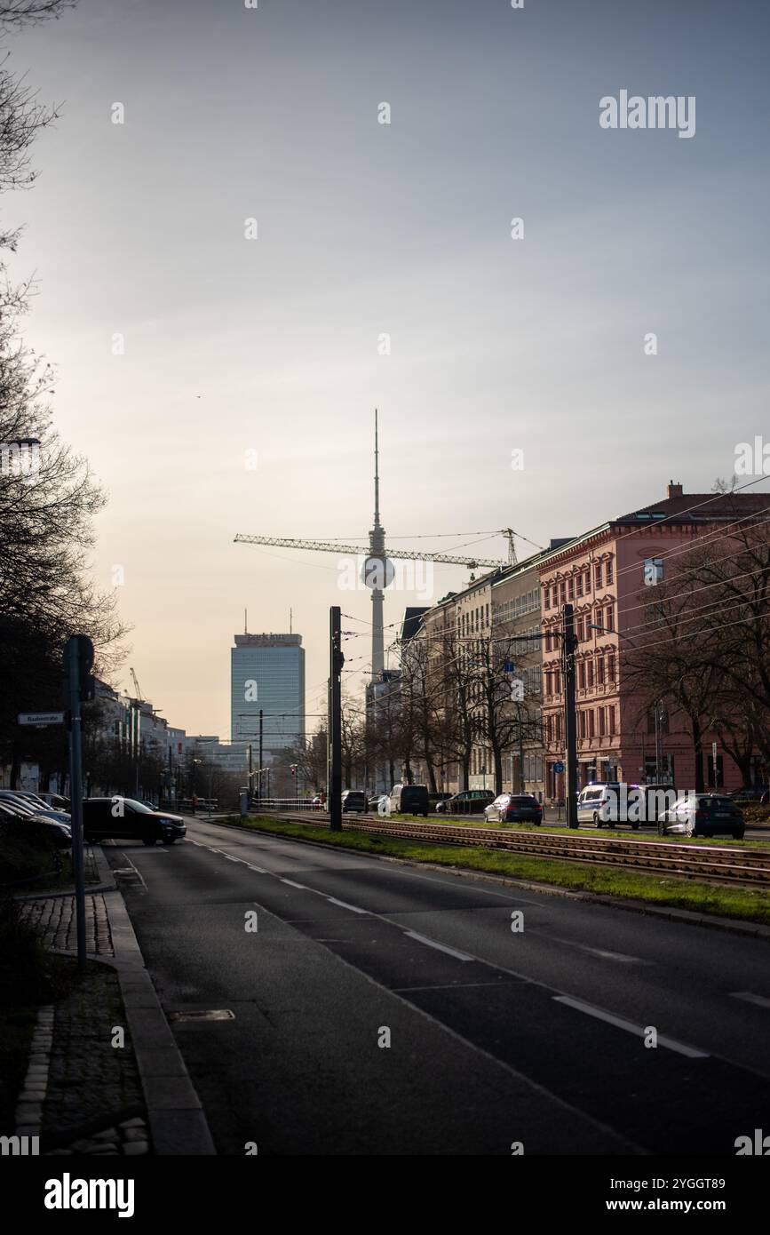 La tour de télévision de Berlin est un monument emblématique, offrant une vue panoramique sur la ville et présentant un design architectural moderne. Banque D'Images