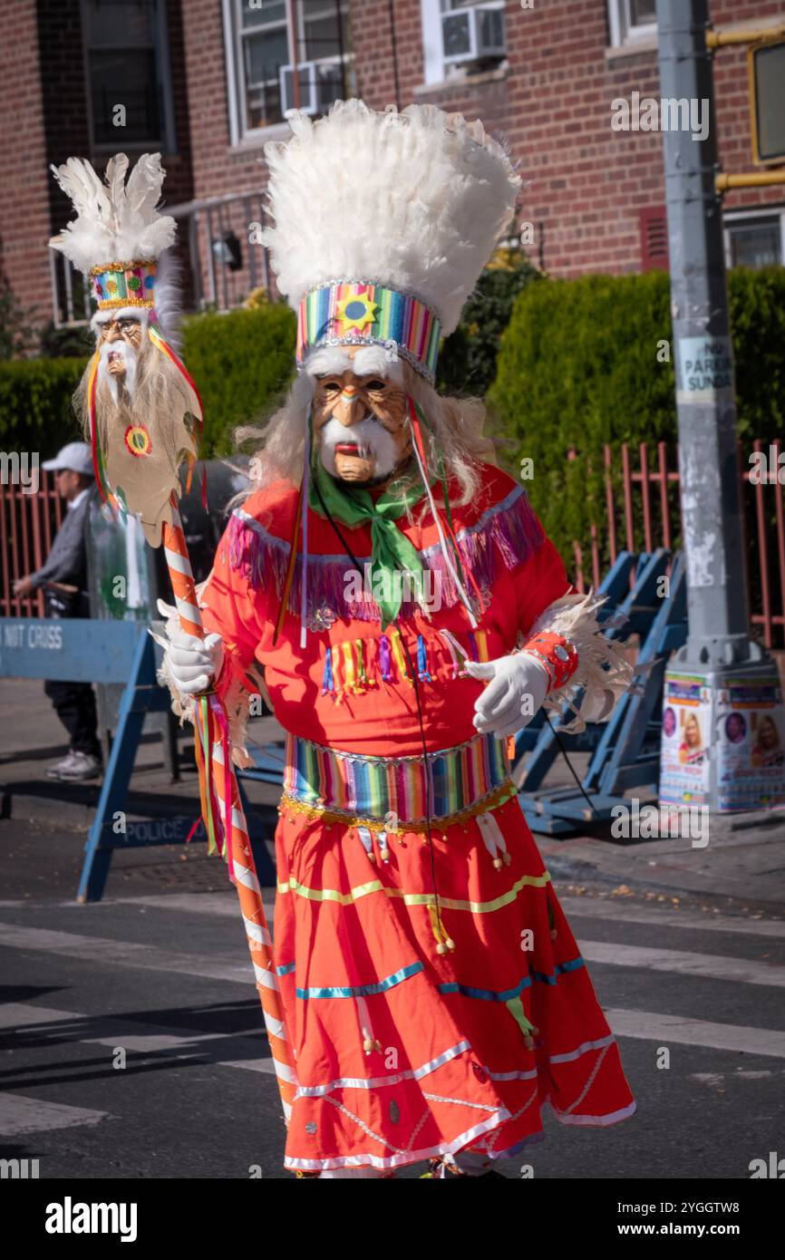 Danseuse et marches dans un masque et un costume étonnant du groupe de danse Centro Cultural Bolivia à la Bolivian Day Parade à Jackson Heights, Queens, New York. Banque D'Images