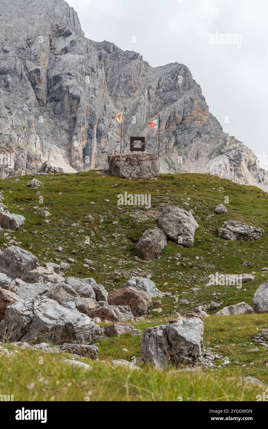 Monument alpin représentant le chemin de la paix après la Grande Guerre. Europe, Italie, Trentino Tyrol du Sud, vallée de Fassa, col de San Pellegrino, soraga di fas Banque D'Images