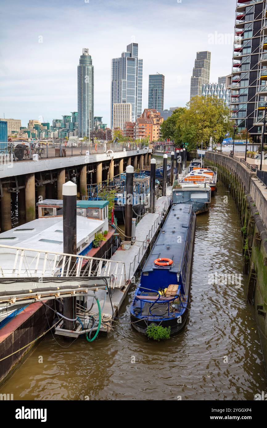 Grande-Bretagne, Angleterre, London City, Nine Elms, Thames, vieux bateaux, architecture moderne Banque D'Images