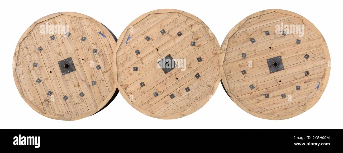 Bobines de câble lourdes en bois, trois bobines en bois vintage, tambours de câbles à fibre optique électriques, bobines de fils électriques, produits de l'industrie des câbles en fil d'acier Banque D'Images