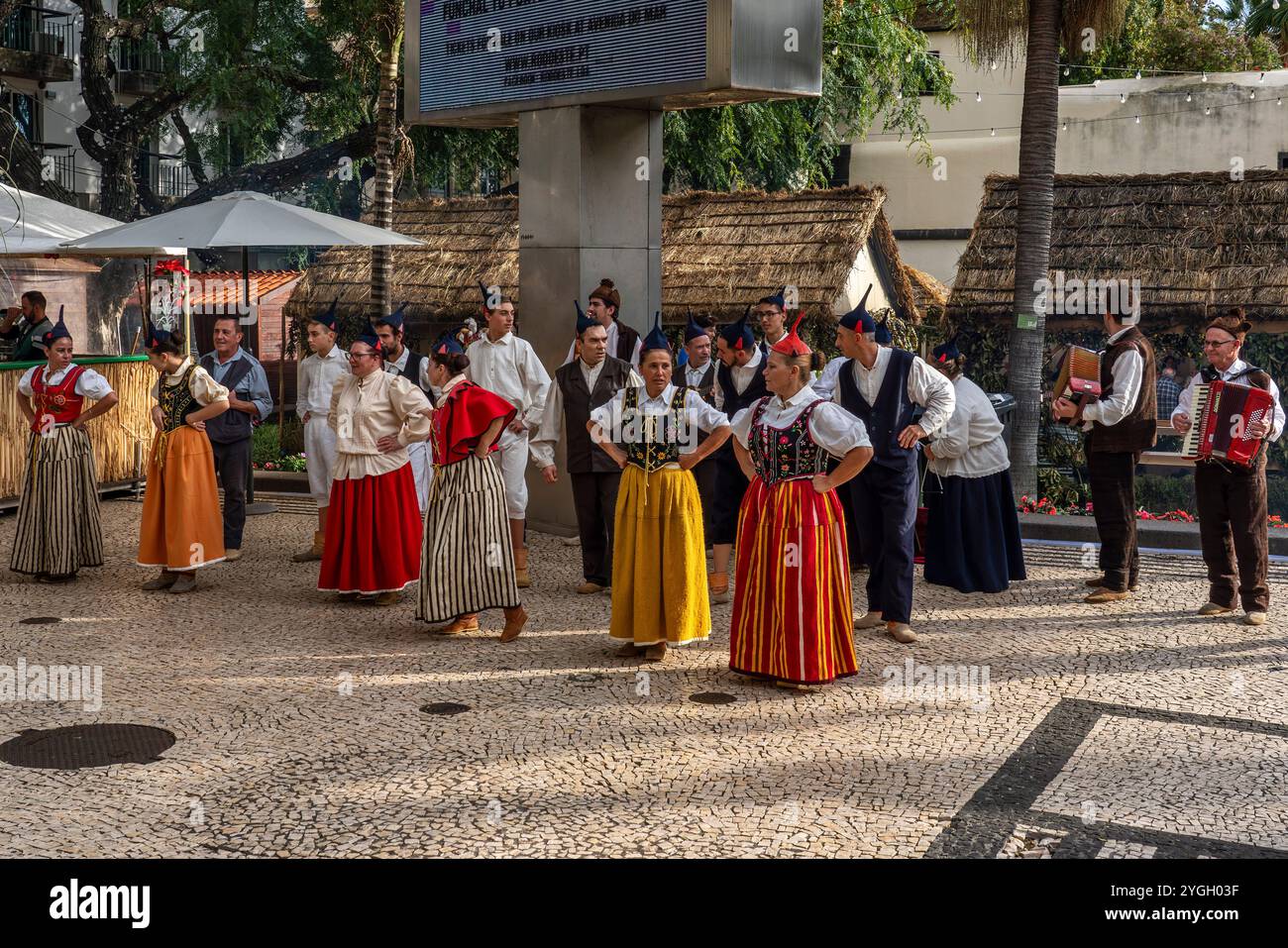 Funchal, un groupe de danse folklorique chante et danse à Avenida Arriaga devant le Golden Gate Café Banque D'Images