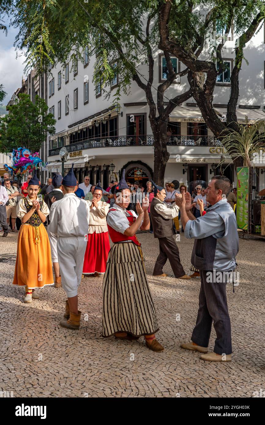 Funchal, un groupe de danse folklorique chante et danse à Avenida Arriaga devant le Golden Gate Café Banque D'Images