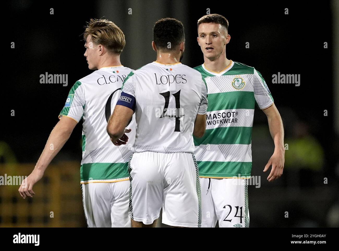 Johnny Kenny des Shamrock Rovers (à droite) célèbre avoir marqué le premier but de leur équipe lors du match de l'UEFA Europa Conference League au stade Tallaght de Dublin. Date de la photo : jeudi 7 novembre 2024. Banque D'Images