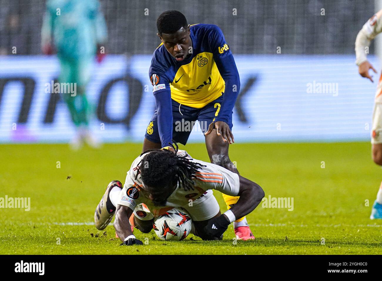 Bruxelles, Belgique. 07 novembre 2024. BRUXELLES, BELGIQUE - 7 NOVEMBRE : Manu Kone de l'AS Roma se fait renverser par Noah Sadiki de R. Union Saint-Gilloise lors du match de la phase MD4 de l'UEFA Europa League 2024/25 entre R. Union Saint-Gilloise et AS Roma au stade King Baudouin le 7 novembre 2024 à Bruxelles, Belgique. (Photo de Joris Verwijst/Orange Pictures) crédit : Orange pics BV/Alamy Live News Banque D'Images