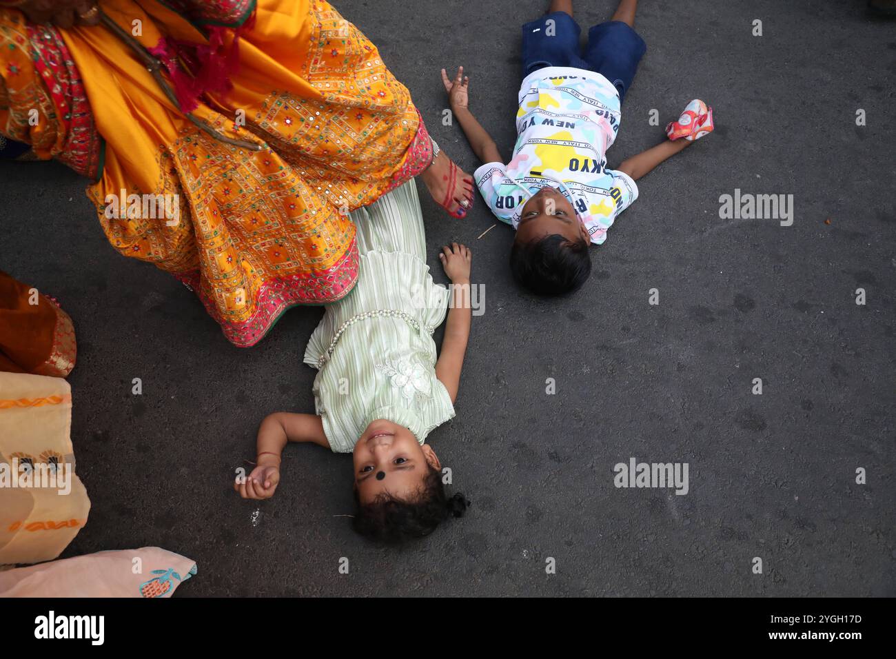 Fête de Chhath à Kolkata, en Inde une femme hindoue indienne passe sur un enfant comme un rituel, cherchant des bénédictions pour l'enfant du Dieu Soleil pendant la fête de Chhath à Kolkata, en Inde, le 7 novembre 2024. Chhath Festival est une célébration hindoue vénérée dédiée au Dieu Soleil, marquée par le jeûne, les rituels et les prières pour la santé et la prospérité. Célébré avec dévotion le long des rives et des plans d'eau, il dispose d'une belle exposition d'offrandes et de culte du soir au coucher du soleil. Kolkata India Copyright : xMatrixxImagesx/xRupakxDexChowdhurix Banque D'Images