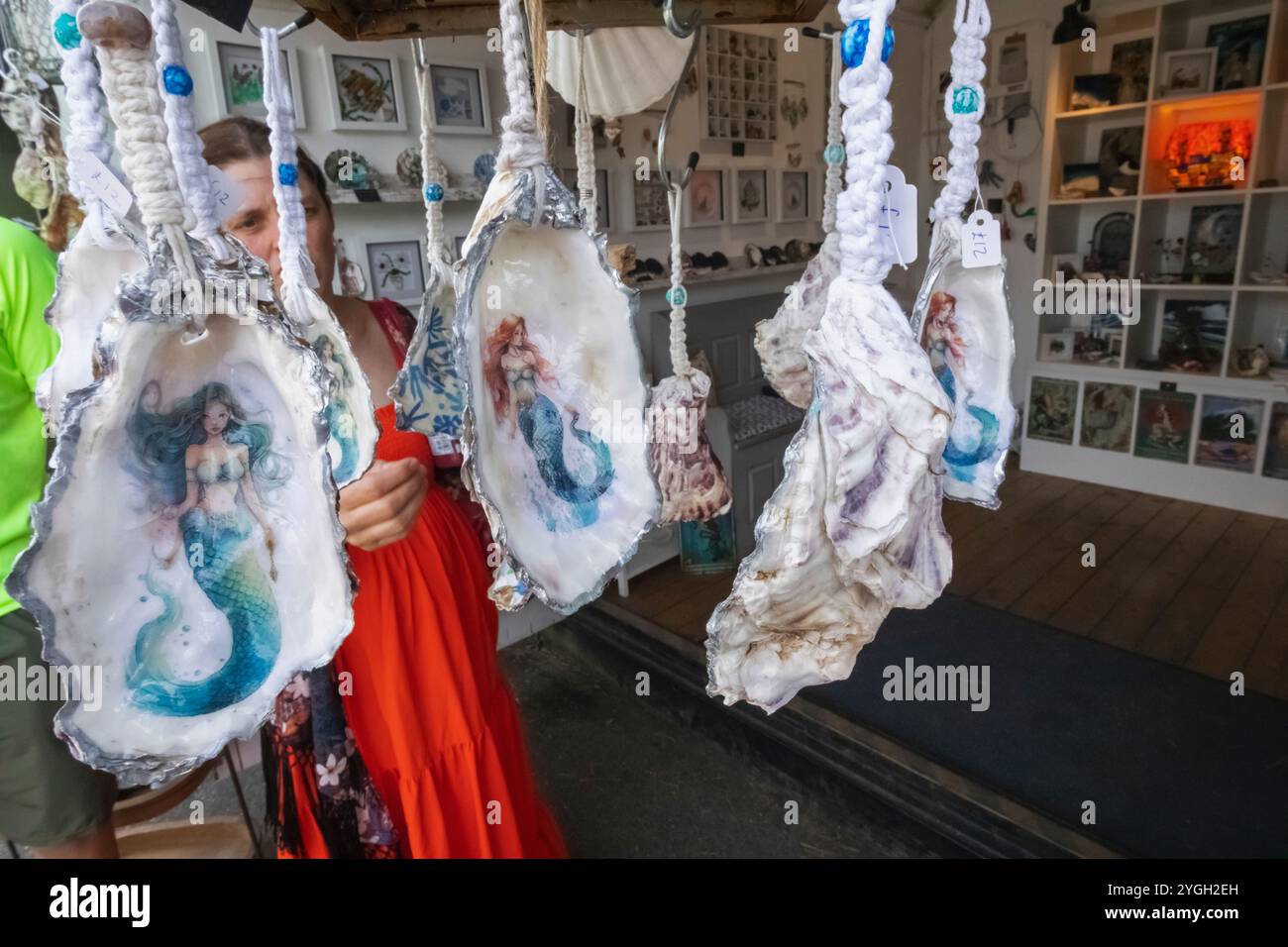 Angleterre, Kent, Whitstable, Whitstable Harbour, Harbour Market, boutique de souvenirs présentant des cadeaux coquilles d'huîtres Banque D'Images