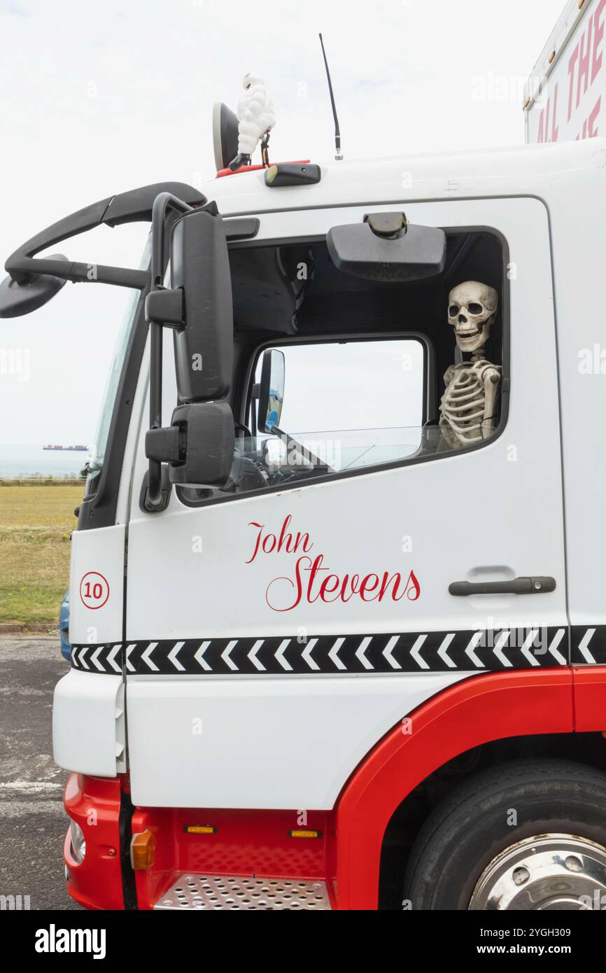 Angleterre, Kent, Margate, Margate Carnival, drôle d'image de squelette dans le siège passager de conducteur de camion Banque D'Images