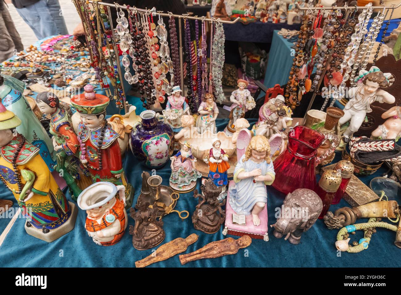 Angleterre, Kent, Faversham, Faversham Street Market, exposition de divers objets anciens et anciens Banque D'Images