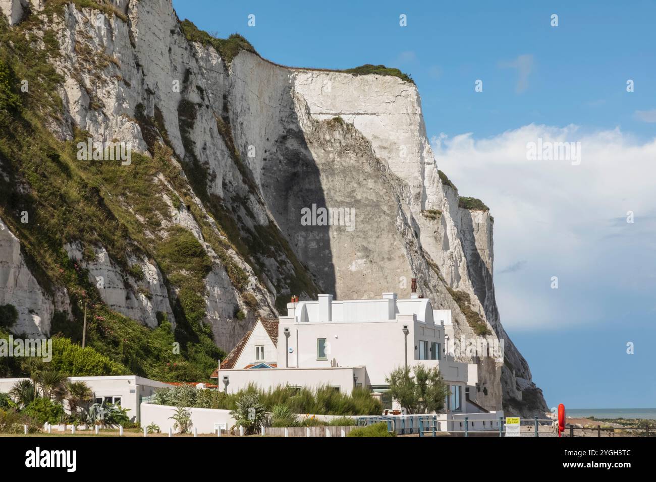 Angleterre, Kent, St Margaret's Bay, maisons et falaises blanches de Douvres Banque D'Images