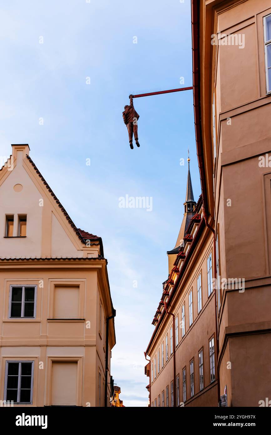 La statue de Sigmund Freud de 220 cm de haut suspendue d'une main au toit de la rue Husova à Prague est connue sous le nom de l'homme pendu, conçu par David Černý Banque D'Images