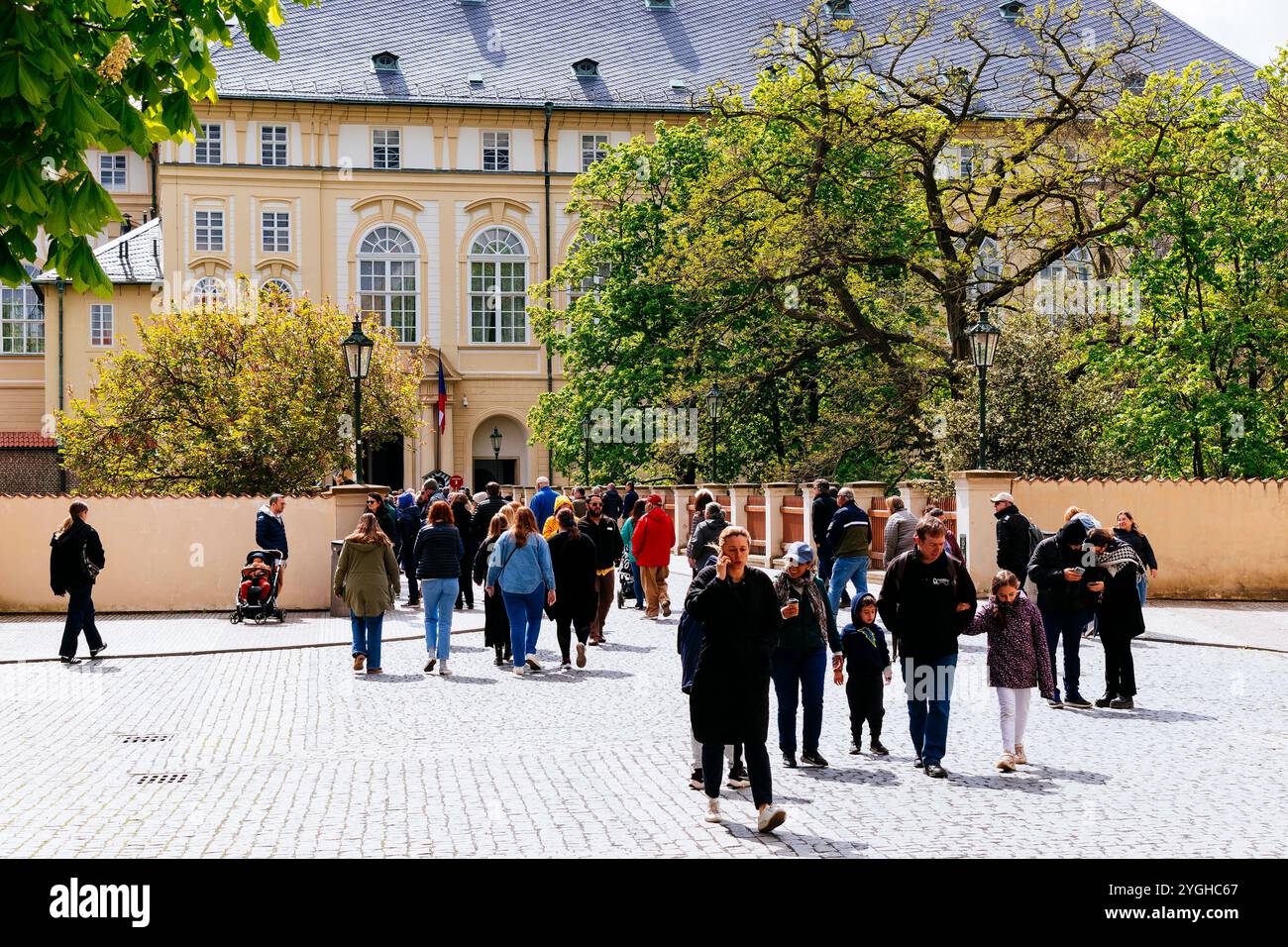 Les gens à l'entrée du complexe du château de Prague. Complexe du château de Prague. Prague, République tchèque, Europe Banque D'Images