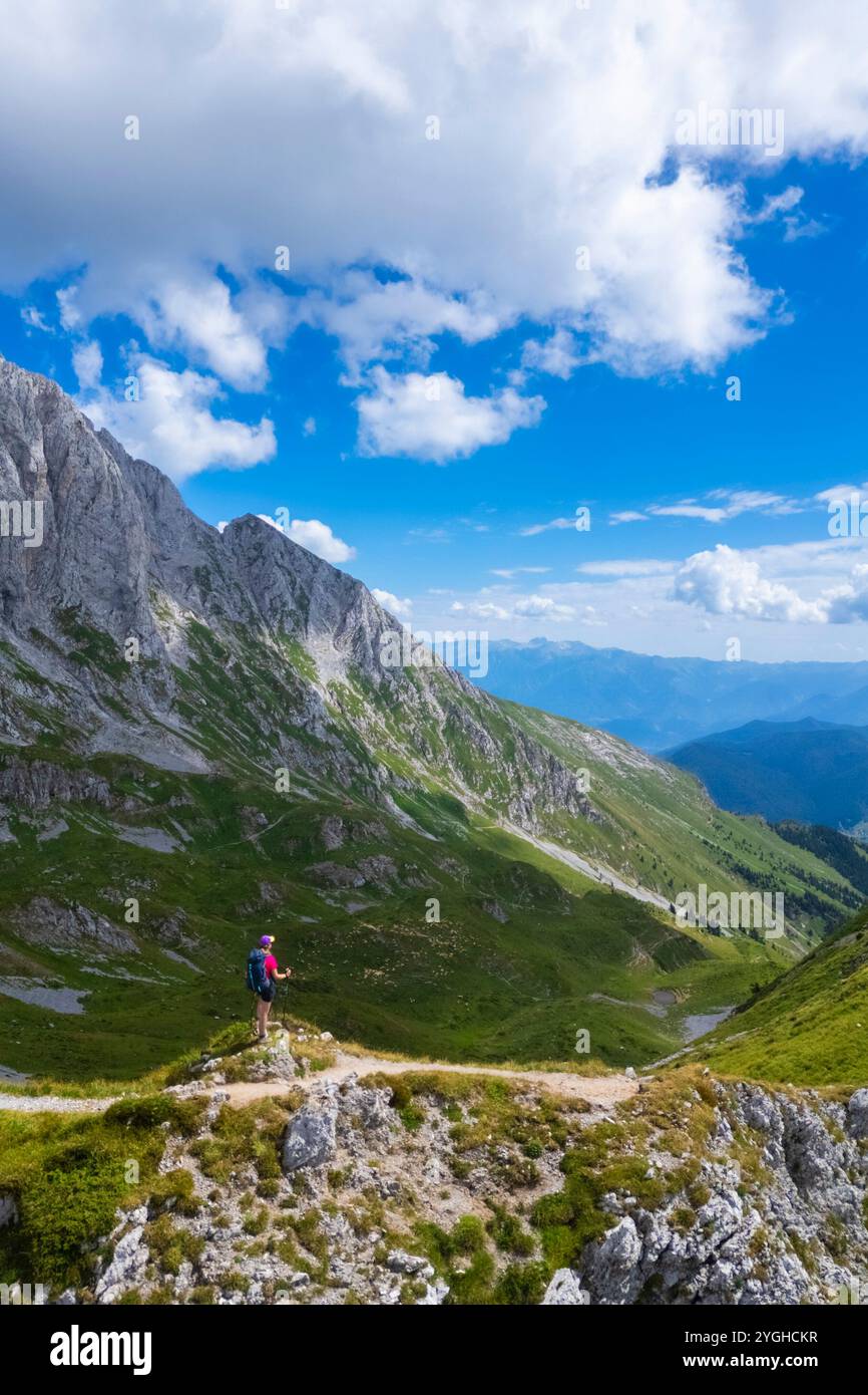 Vue aérienne de la Presolana en été depuis Passo Pozzera. Castione della Presolana, Val Seriana, Bergamo district, Lombardie, Italie. Banque D'Images