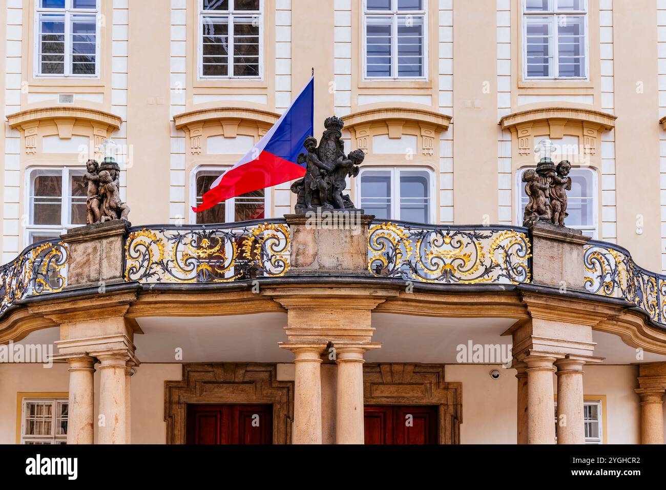 Aile sud avec balcon présidentiel. Troisième cour du complexe du château de Prague. Prague, République tchèque, Europe Banque D'Images