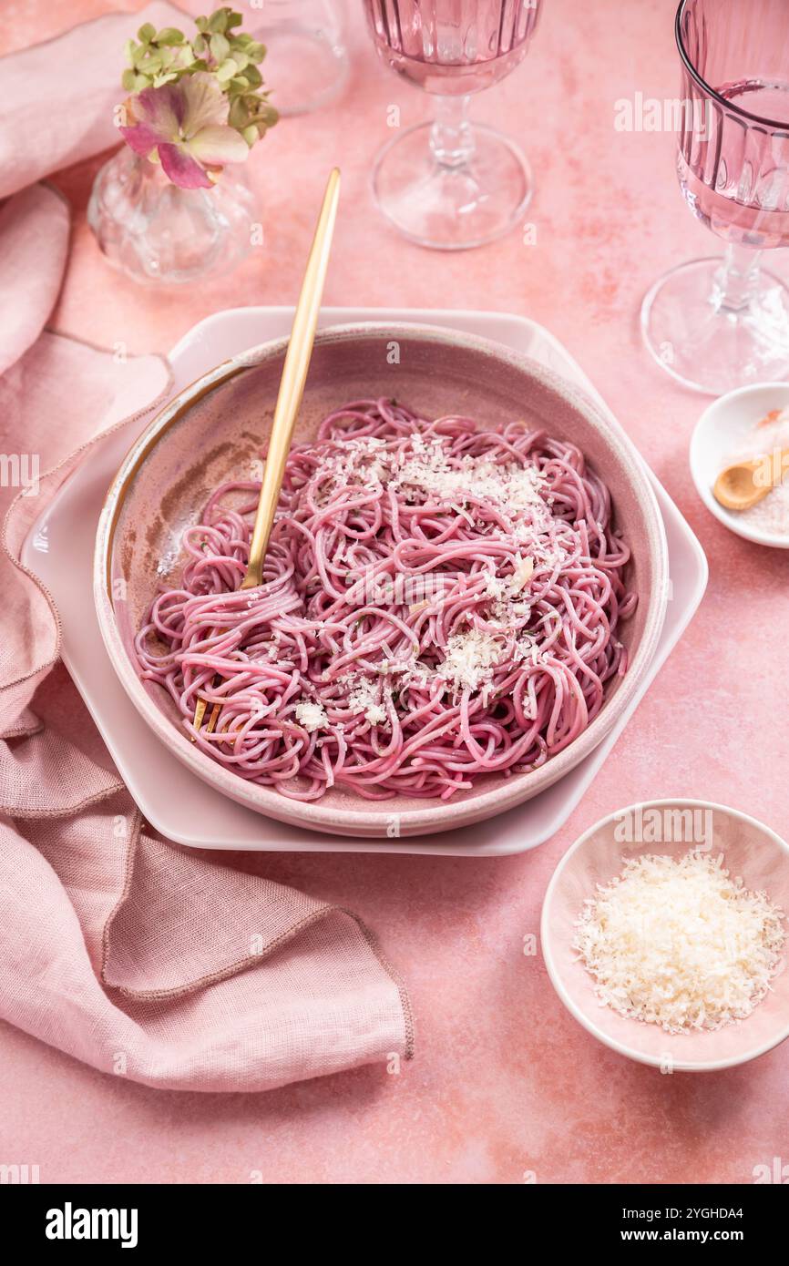 Pâtes roses maison à l'ail, au citron et au parmesan, naturellement colorées par le chou rouge Banque D'Images