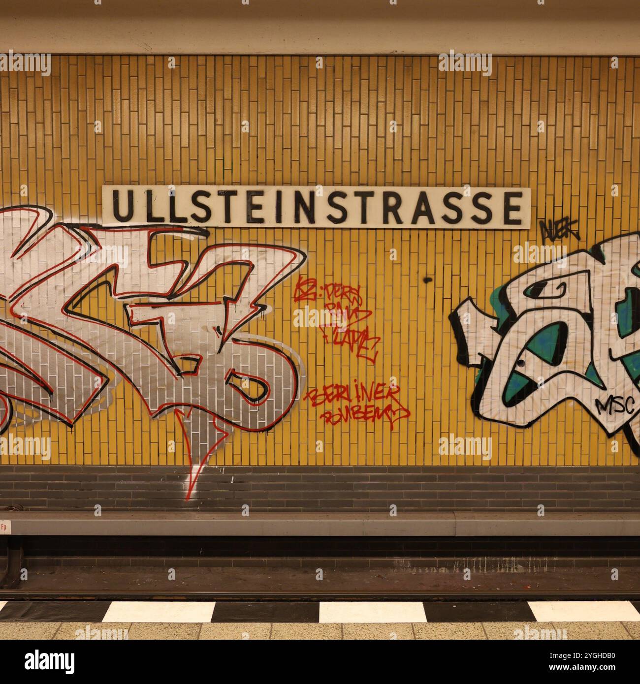 Ullsteinstrasse. U Bahn. Berlin. vor der Renovierung. Graffiti. les étiquettes de rue. avant la rénovation. gelbe Fliesen. Weltkarte aus Spiegeln. art Banque D'Images