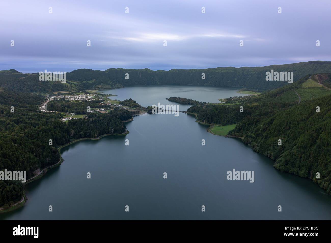 Lagoa das Sete Cidades est un lac jumeau situé dans le cratère d'un volcan endormi sur l'île Sao Miguel des Açores. Banque D'Images