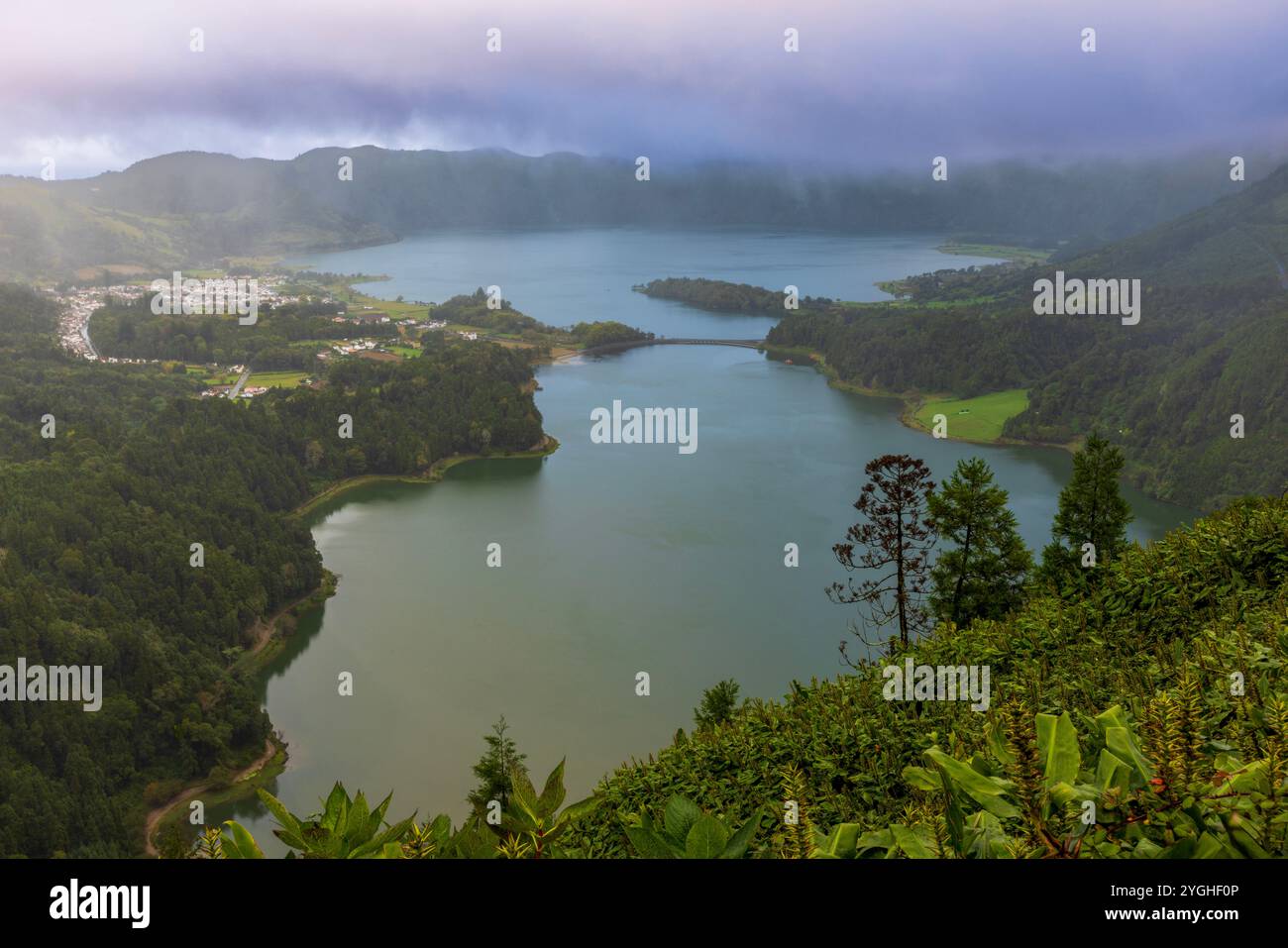 Lagoa das Sete Cidades est un lac jumeau situé dans le cratère d'un volcan endormi sur l'île Sao Miguel des Açores. Banque D'Images