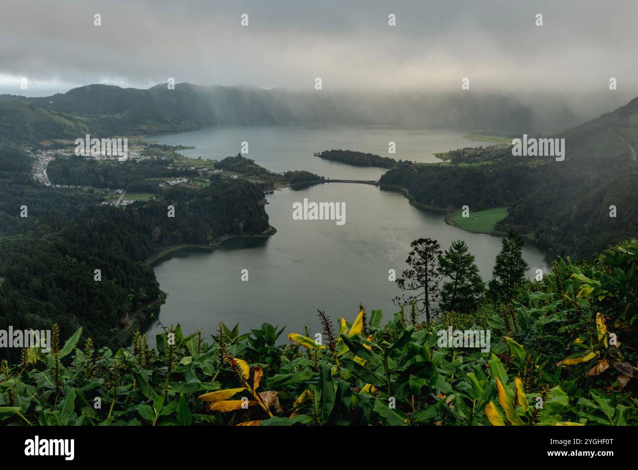 Lagoa das Sete Cidades est un lac jumeau situé dans le cratère d'un volcan endormi sur l'île Sao Miguel des Açores. Banque D'Images