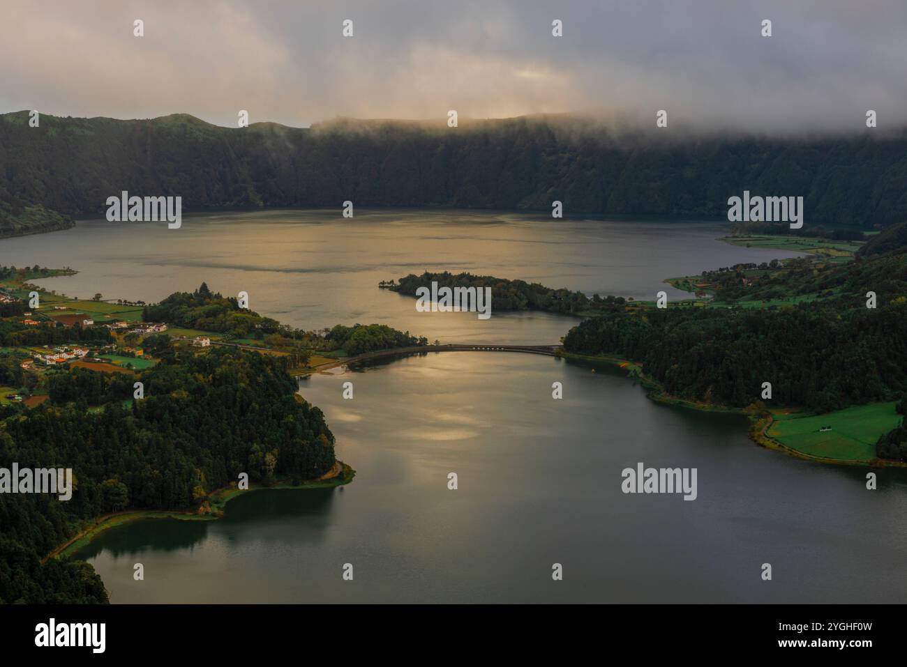 Lagoa das Sete Cidades est un lac jumeau situé dans le cratère d'un volcan endormi sur l'île Sao Miguel des Açores. Banque D'Images