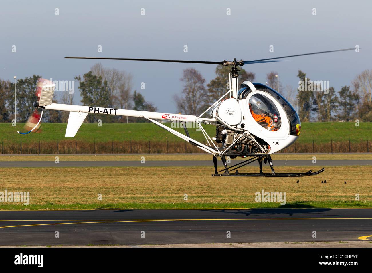 Hélicoptère Schweizer S300 (300C) de Heli Holland décollant de l'aéroport de Lelystad. Lelystad, pays-Bas - 5 novembre 2024 Banque D'Images